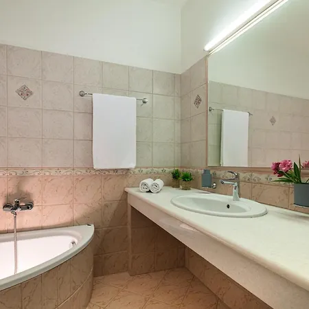 Mariani Ii - In Lothiarika, Newly Renovated June 2024, Private Pool, Lindos 10 Min, 120m Villa Lárdosz