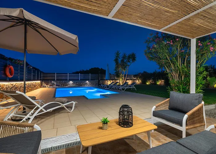 别墅 Mariani Ii - In Lothiarika, Newly Renovated June 2024, Private Pool, Lindos 10 Min, 120m 拉多斯