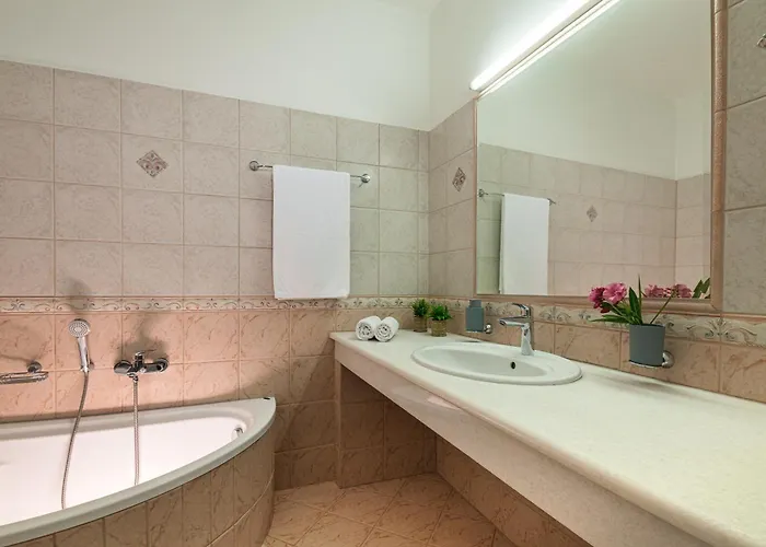 Mariani Ii - In Lothiarika, Newly Renovated June 2024, Private Pool, Lindos 10 Min, 120m 别墅 拉多斯